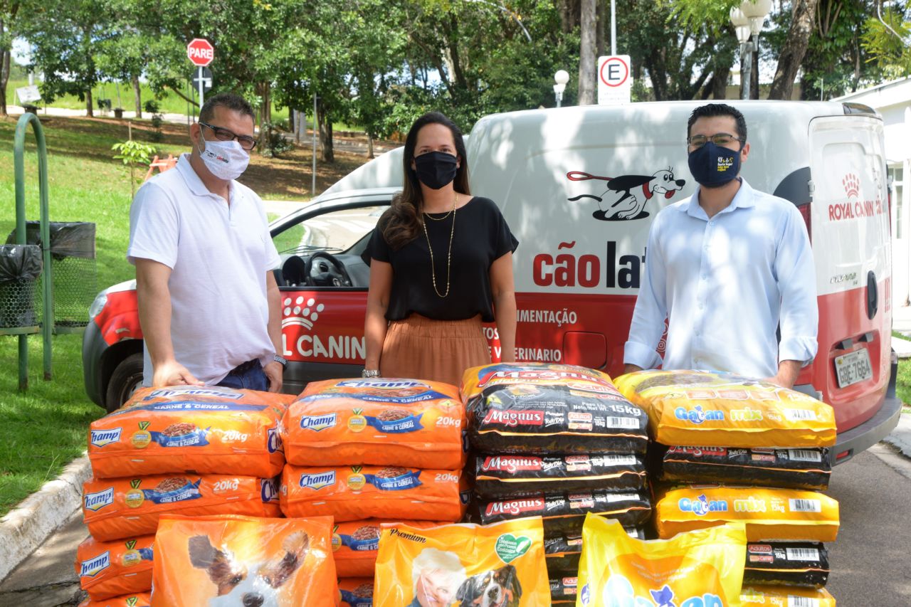 Apoio com doações de ração para os animais resgatados